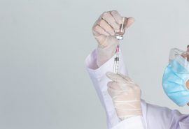 Médico jovem preparando seringa da vacina de sarampo