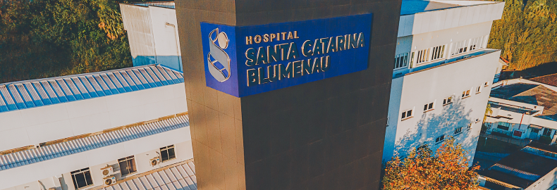 Fotografia colorida. Na imagem, aparece uma torre com o nome do Hospital Santa Catarina de Blumenau, eleito um dos melhores hospitais do mundo