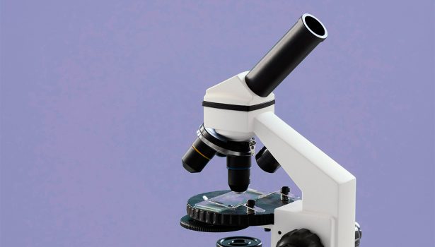 Microscópio em primeiro plano em um fundo lilás